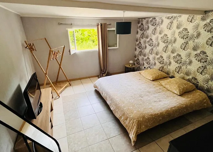 Location T3 Jardin Avec Piscine Holiday home Meze